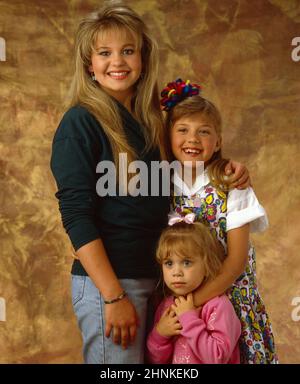 MARY-KATE OLSEN, ASHLEY OLSEN, JODIE SWEETIN ET CANDACE CAMERON BURE EN PLEINE MAISON (1987), RÉALISÉ PAR JEFF FRANKLIN. Credit: LORIMAR PRODUCTIONS / Album Banque D'Images