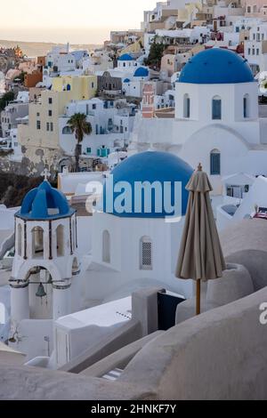 Vue du point de vue du village d'Oia avec des dômes bleus d'églises chrétiennes grecques orthodoxes et d'architecture grecque blanchie à la chaux traditionnelle. Santorin, Grèce Banque D'Images