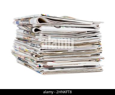 Pile de journaux génériques isolés sur fond blanc Banque D'Images