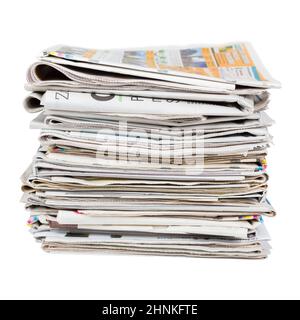 Pile de journaux génériques isolés sur fond blanc Banque D'Images