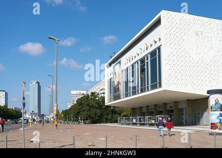 The Cinema International dans la Karl-Marx-Allee à Berlin Mitte. Ouvert en 1963, le cinéma accueille la projection des films de Berlinale depuis 1990. Banque D'Images