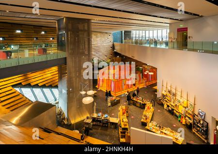 Intérieur lumineux du V&A Dundee Design Museum of Scotland Dundee Waterfront Dundee Riverside Esplanade Dundee Scotland Royaume-Uni GB Europe Banque D'Images
