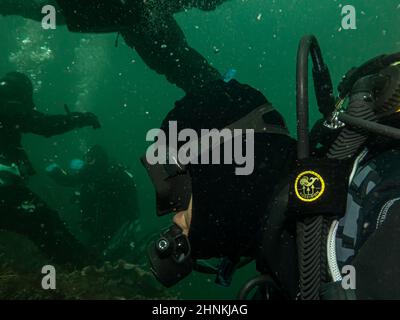 12 septembre 2021 - Hamburgsund, Suède : un groupe de plongeurs effectue un arrêt de sécurité à 5 mètres à la fin d'une plongée sous-marine. Photo des îles météo Banque D'Images