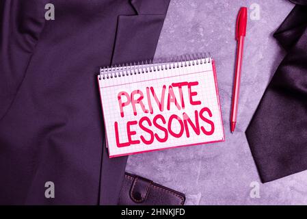 Texte d'écriture leçons privées, concept signifiant l'enseignement qui est généralement payé en privé par de petits groupes présentant de nouveaux dessins de vêtements de travail appropriés, Banque D'Images