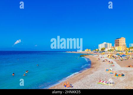 Elli Beach tourisme Rhodes Grèce turquoise de l'eau et de la Turquie vue. Banque D'Images