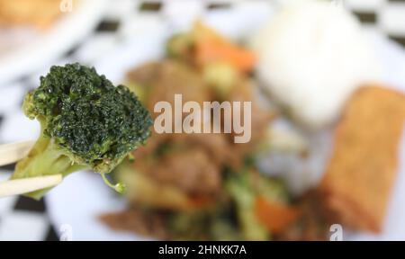 Broccoli au bœuf et roulé aux œufs à l'assiette au restaurant chinois Banque D'Images