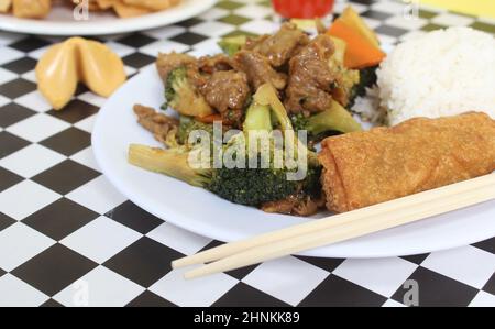 Broccoli au bœuf et roulé aux œufs à l'assiette au restaurant chinois Banque D'Images