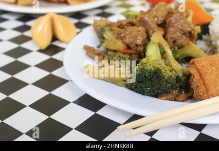 Broccoli au bœuf et roulé aux œufs à l'assiette au restaurant chinois Banque D'Images