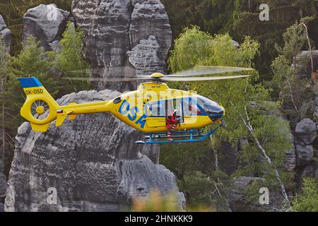 Hélicoptère de sauvetage en montagne Banque D'Images