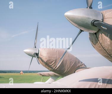 3 juillet 2021, Russie, Kemerovo, hélices de petit avion garés Banque D'Images