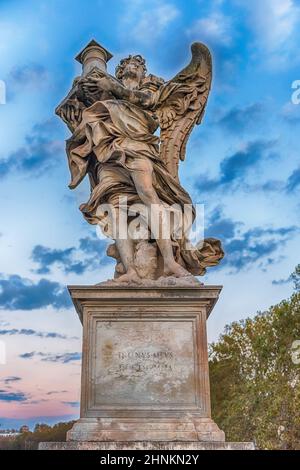 Statue sur le pont Sant'Angelo à Rome, Italie Banque D'Images