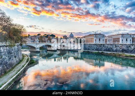 Coucher de soleil sur le Tibre à Rome, Italie Banque D'Images