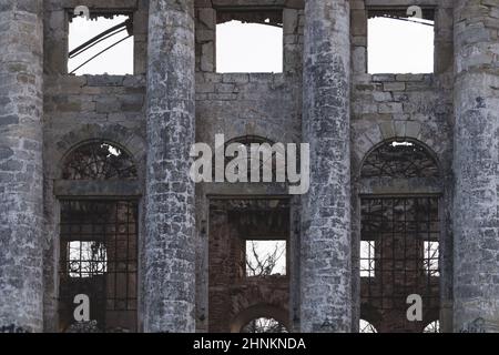 Mur de vieux bâtiment en ruines. fenêtres dans mur de brique de l'église abandonnée Banque D'Images