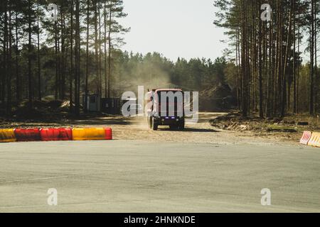 Gros camion sur le bord de la route près de la forêt. Camion blanc sur une route Banque D'Images