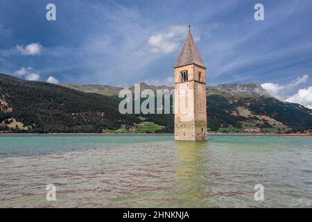 Le Clocher de l'église de Curon Venosta, apparaît à partir de la Val Venosta, Reschensee, le Tyrol du Sud Banque D'Images