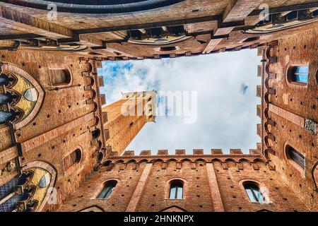 Vue du bas, patio du Palazzo Pubblico, Sienne, Italie Banque D'Images