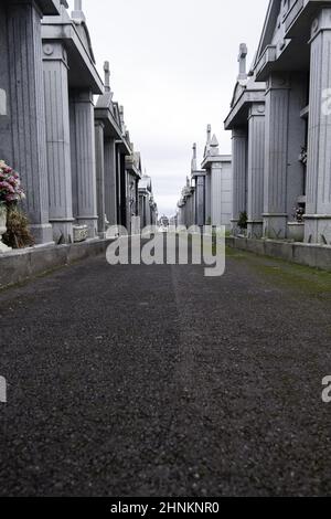 Vieux cimetière avec la mer en arrière-plan Banque D'Images