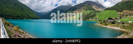 Dans la vallée alpine de Schanlstal, Tyrol du Sud, le lac Vernago colorés de Banque D'Images