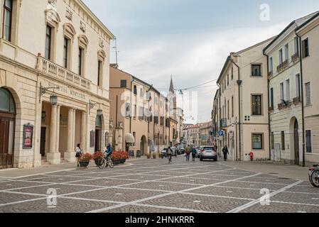 Place Giuseppe Garibaldi à Rovigo une ville historique italienne Banque D'Images