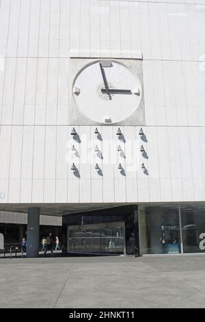 Bratislava, Slovaquie 03 septembre 2019 : 960s horloge en marbre sur l'ancien bâtiment antérieur de la place Kamenne Banque D'Images