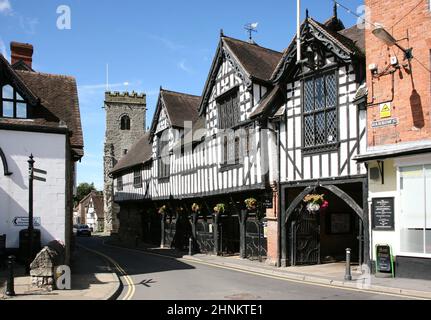 Vue sur la rue Wenlock avec église Banque D'Images