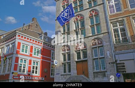 Maastricht, pays-Bas - février 9. 2022: Vue sur les bâtiments typiquement hollandais avec centre d'accueil contre ciel bleu Banque D'Images