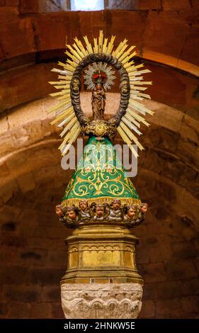 Dans la chapelle principale, nous trouvons l'image en bois polychrome de notre Dame de Veruela. La première Vierge couronnée canoniquement en Espagne Banque D'Images