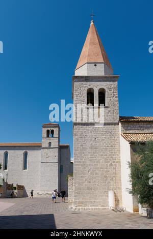 L'église de notre-Dame de la Santé (crkva gospe od zdravlja) en arrière-plan le monastère de Saint François dans la vieille ville historique de Krk en Croatie Banque D'Images