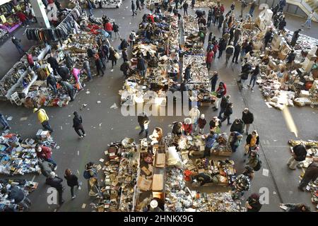 Mercat dels Encants marché couvert - les acheteurs au marché aux puces dans le quartier Sant Marti de Barcelone Espagne. Banque D'Images