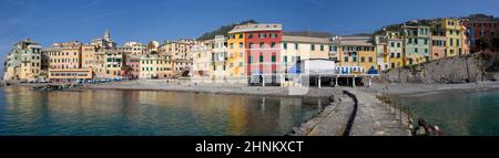 Maisons colorées dans le village de pêcheur sur la Riviera Italienne Bogliasco Banque D'Images