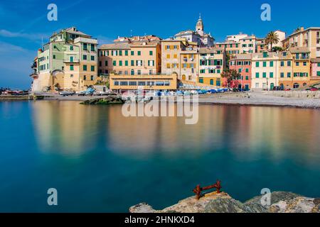 Maisons colorées dans le village de pêcheur sur la Riviera Italienne Bogliasco Banque D'Images