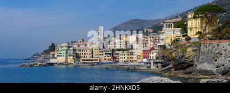 Maisons colorées dans le village de pêcheur sur la Riviera Italienne Bogliasco Banque D'Images