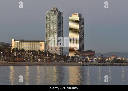 Tours jumelles modernes Torre Mapfre et Hotel Arts, architecture historique au crépuscule, situé à Port Olimpic Barcelone Espagne. Banque D'Images