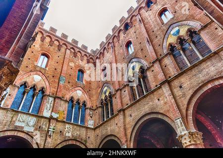 Vue du bas, patio du Palazzo Pubblico, Sienne, Italie Banque D'Images