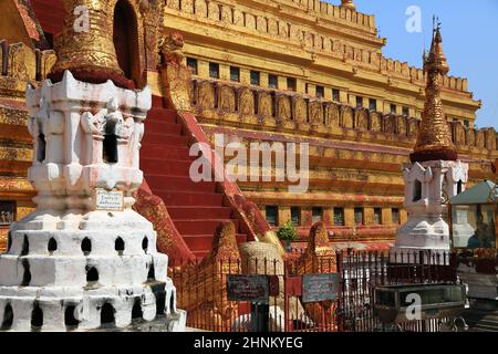 La Pagode Shwezigon au Myanmar Banque D'Images