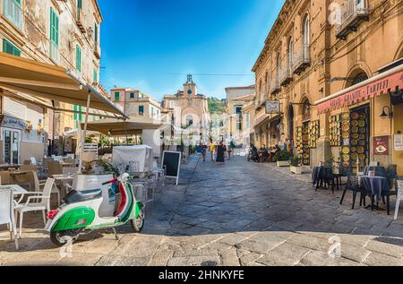 Vue sur Tropea, célèbre station balnéaire de Calabre, Italie Banque D'Images