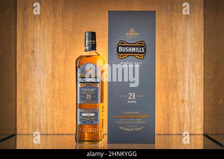 Rare, âgé de 21 ans Bushmills Whiskey avec une boîte sur l'exposition lumineuse dans la boutique de la distillerie Banque D'Images