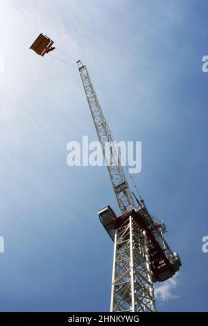 Grue contre un ciel bleu avec nuage Banque D'Images