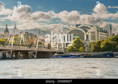 Pont Hungerford et station de Charing Cross, Londres Banque D'Images