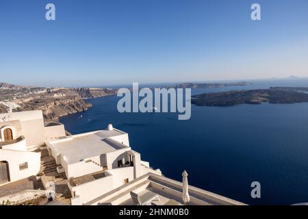 Vue panoramique sur les falaises de la caldeira de Santorini depuis le village d'Imerovigli sur l'île de Santorini, Grèce Banque D'Images