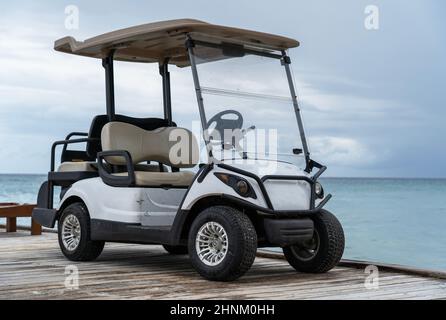 Voiture de golf près de la jetée en bord de mer Banque D'Images