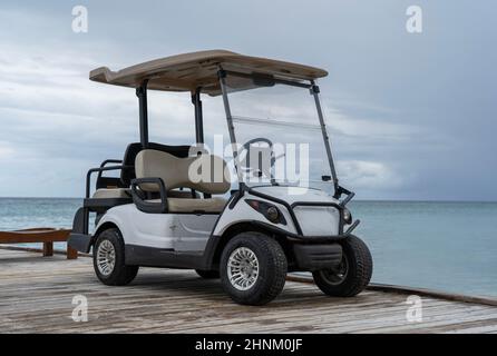 Voiture de golf près de la jetée en bord de mer Banque D'Images