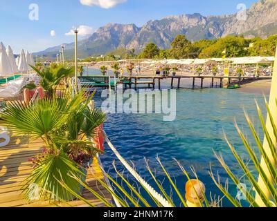 Côte de mer avec la station jetées et les montagnes à l'arrière-plan à Kemer, Turquie Banque D'Images
