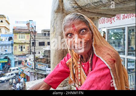 Inde Rajasthan Udaipur. Portrait d'une vieille femme terrifiante Banque D'Images