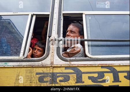 Inde Rajasthan Udaipur. Passagers en bus Banque D'Images