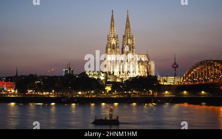 Cathédrale Saint-Pierre et pont Hohenzollern sur le Rhin à Koeln Banque D'Images