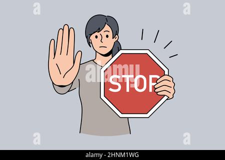 Concept de stop et de rejet. Jeune femme sérieuse personnage de dessin animé debout avec le signe rouge s'arrêter dans les mains et montrant sa paume avec l'émotion de refus Banque D'Images