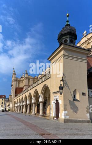 Vue sur la place du marché avec la renaissance sukiennice à Cracovie en Pologne Banque D'Images