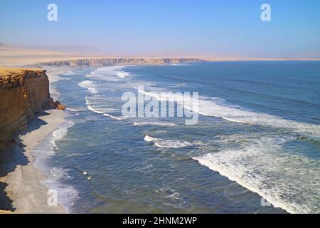 Réserve nationale de Paracas, connue sous le nom d'endroit où le désert rencontre l'océan, région de l'ICA du Pérou, Amérique du Sud Banque D'Images