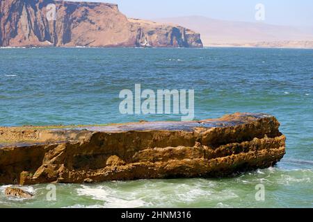 Le littoral de l'océan Pacifique à la réserve nationale de Paracas, où le désert rencontre l'océan dans la région de l'ICA au Pérou Banque D'Images